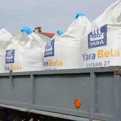 Przyczepa pełna worków z nawozem saletrzak Yara Bela. Gotowe do wyjazdu na pole.