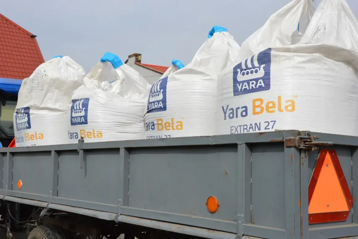 Przyczepa pełna worków z nawozem saletrzak Yara Bela. Gotowe do wyjazdu na pole.